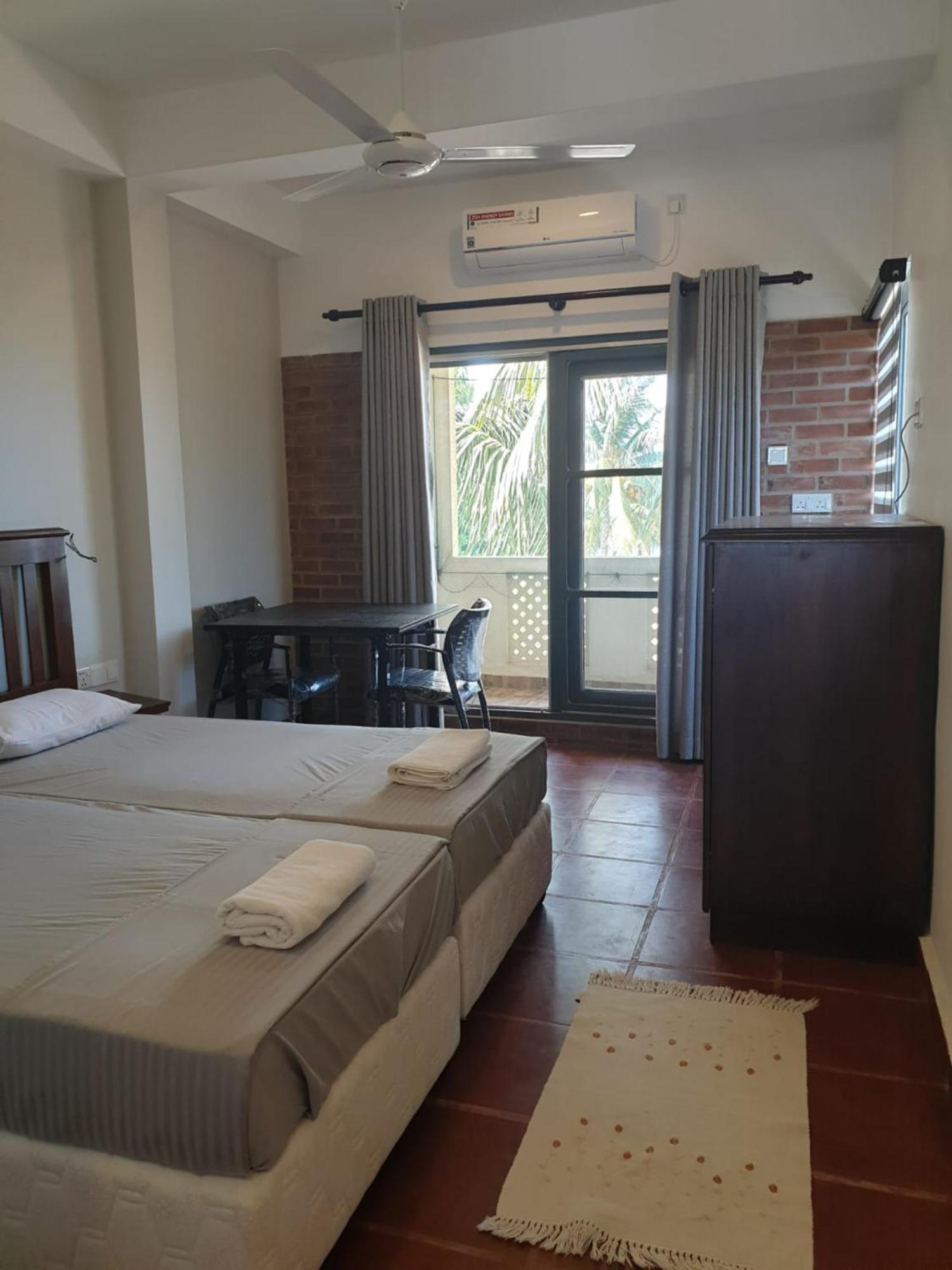 Janishi Residencies Hotell Negombo Exteriör bild