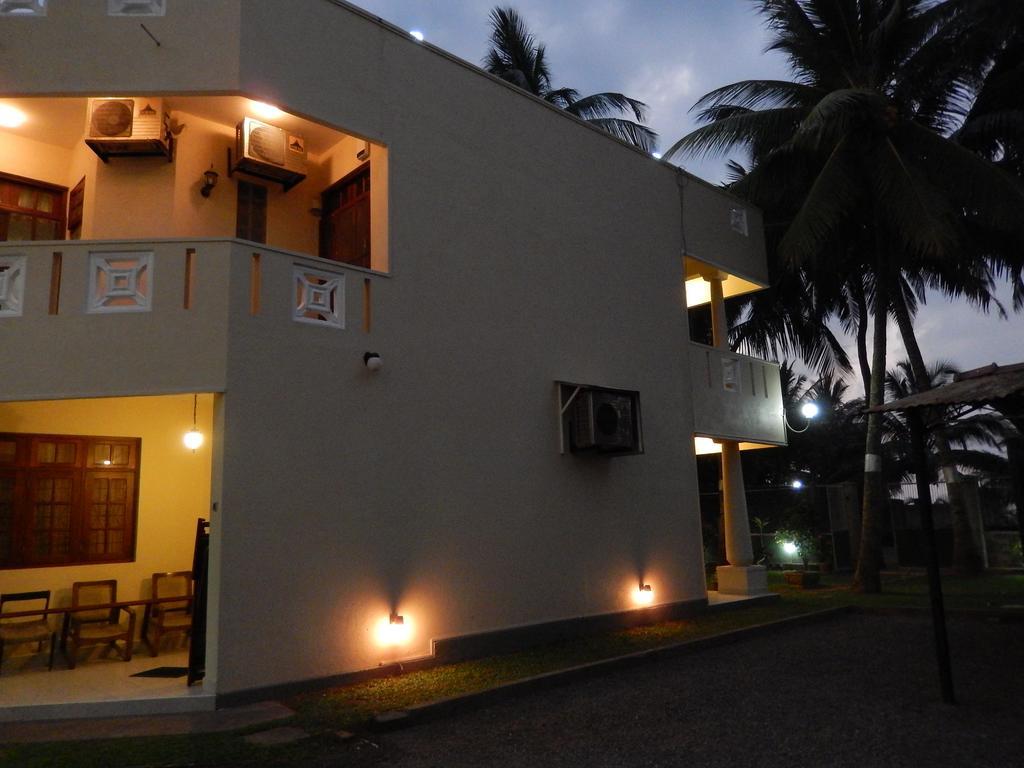 Janishi Residencies Hotell Negombo Exteriör bild