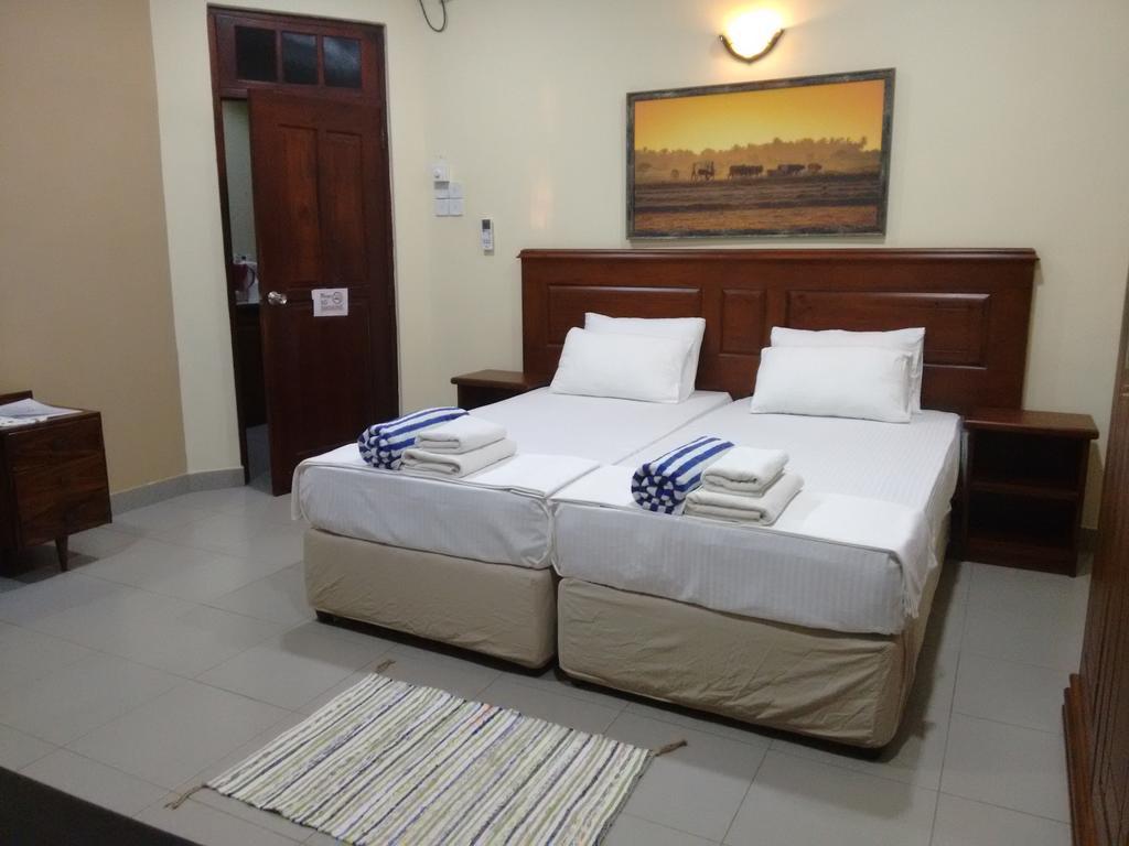 Janishi Residencies Hotell Negombo Exteriör bild