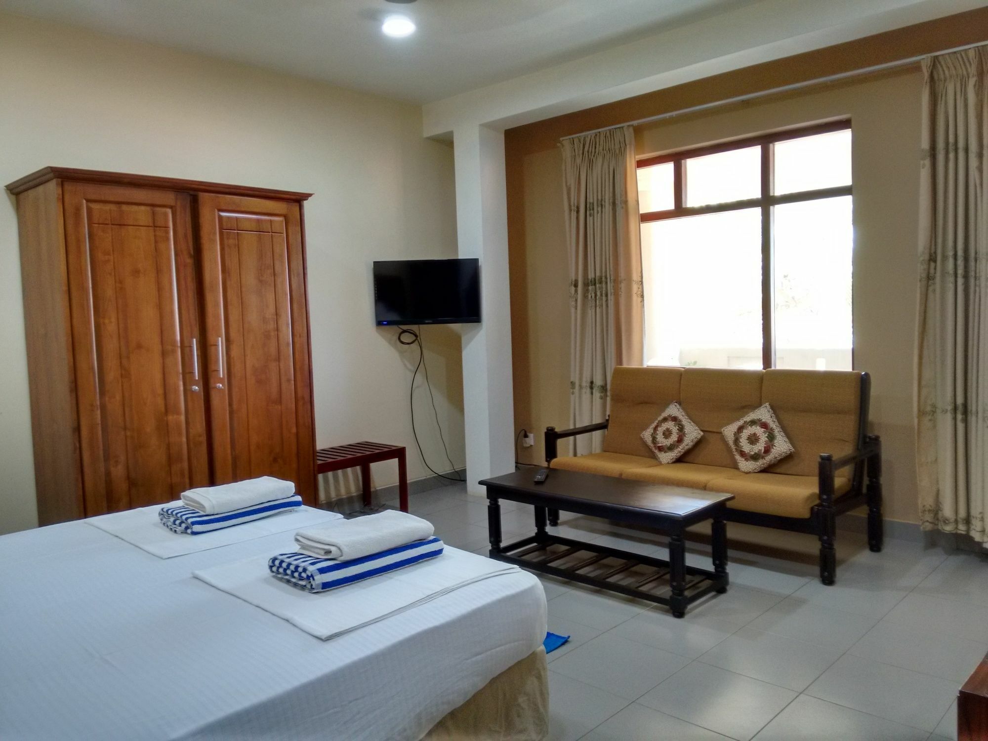 Janishi Residencies Hotell Negombo Exteriör bild